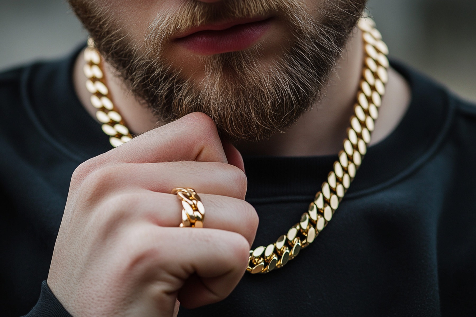 Bărbat care poartă un inel din aur – potrivire perfectă și stil elegant