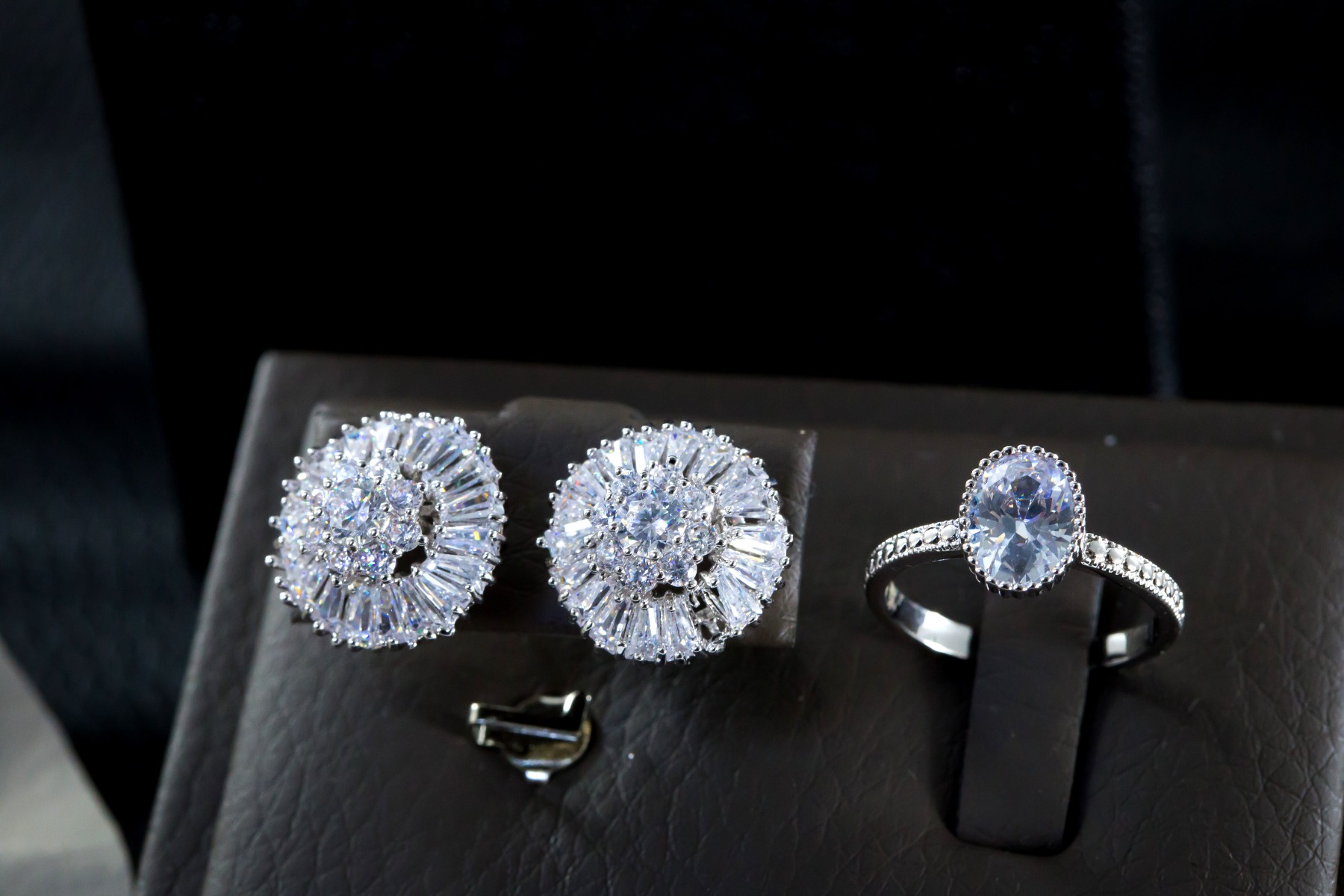 Bijuterii din aur cu diamante naturale și montură elegantă