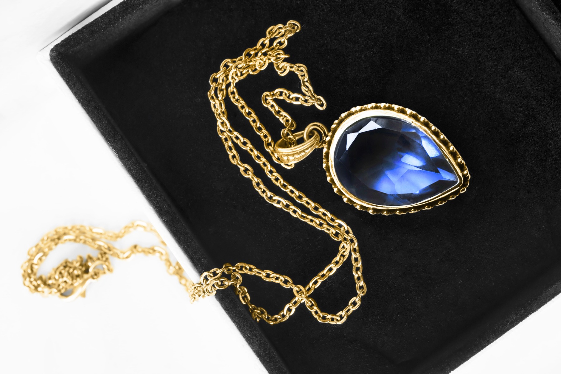 Cum depozitezi corect bijuteriile și lănțișoarele din aur